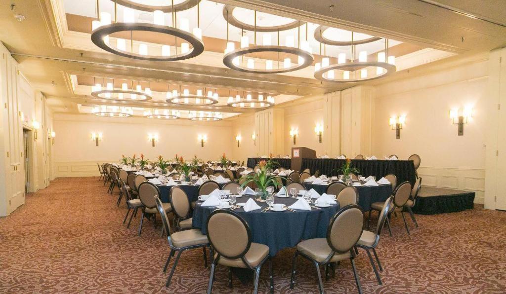 Adam'S Mark Hotel & Conference Center Kansas City Exterior photo