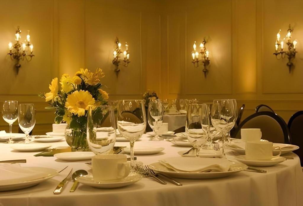 Adam'S Mark Hotel & Conference Center Kansas City Exterior photo